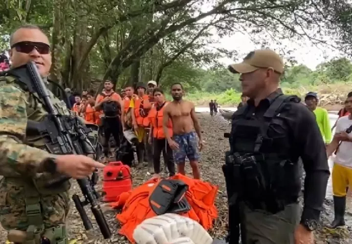 El ministro de Seguridad estuvo en la frontera con Colombia este sábado, observando el flujo migratorio. Foto: Tomado del Ministerio de Seguridad