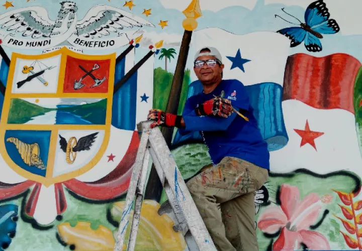 José Torres es considerado uno de los pioneros de la tradicional confección de los muñecos de Año Viejo en Chame. Foto: Miriam Lasso