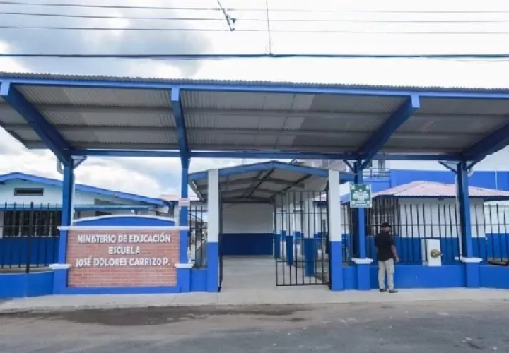 El docente Belisario González, aseguró que en la nueva escuela no se cuenta con el voltaje adecuado, ya que funcionan con el sistema viejo que no soporta los aires acondicionados, porque no tiene capacidad eléctrica. Foto. Thays Domínguez