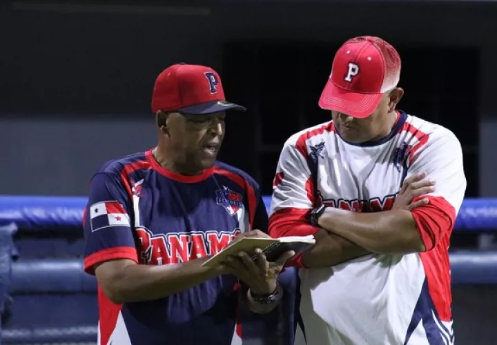 Luis Ortiz (izq.) y Julio Rangel durante los entrenamientos de la selección de béisbol. Foto: Fedebeis