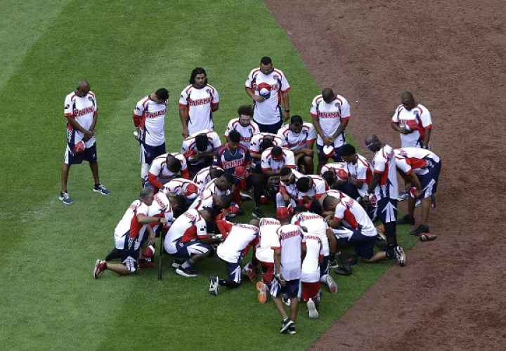 Peloteros panameños en su primer entrenamiento en el renovado estadio Rod Carew. Foto: EFE