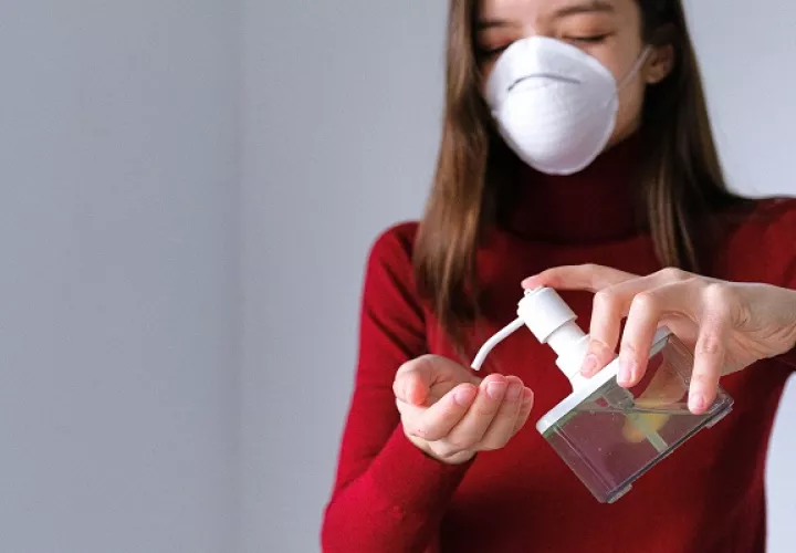 El alcohol aún forma parte del protocolo de seguridad de muchas personas. Foto: Pexels