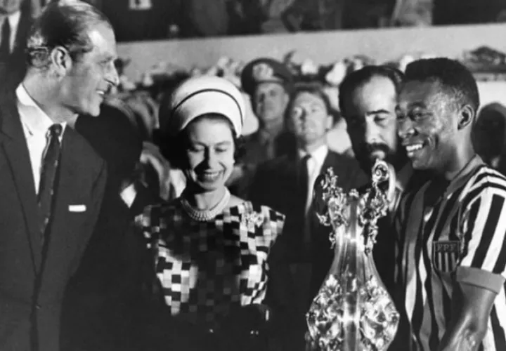 Pelé con la fallecida Reina Isabel II. Foto: @Pele