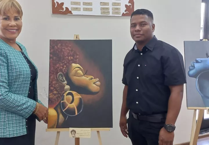 La gobernadora Irasema de Dale y el joven pintor colonense Keivar Vladimir Pérez Valencia. Foto: Diomedes Sánchez .