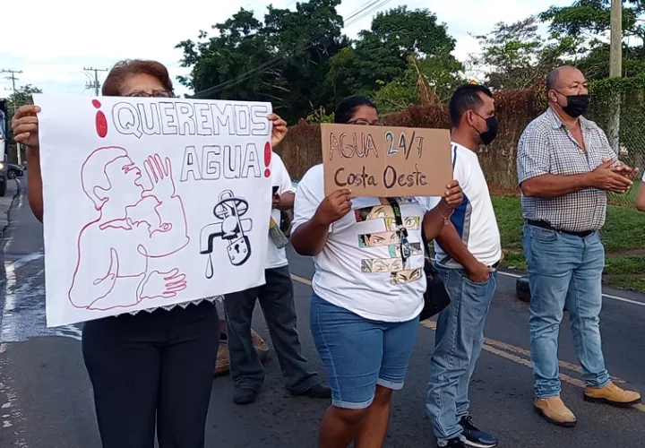 La agrupación ‘Vecinos Unidos’ que agrupa a las 19 barriadas, salió a protestar. Foto: Eric A. Montenegro