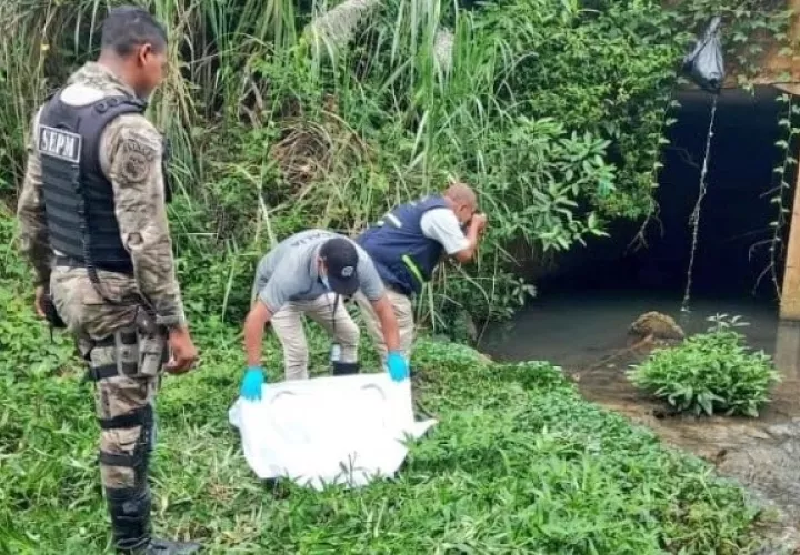 La zona donde se encontró el cuerpo fue acordonada por  unidades del (Senan). Foto: Eric A. Montenegro 