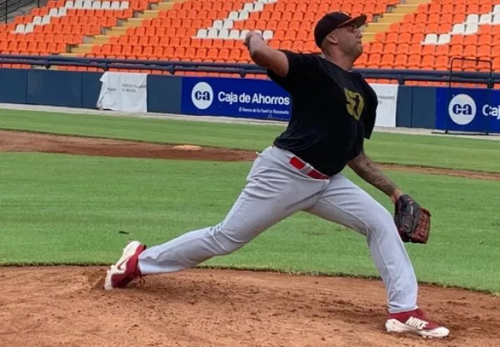 Randall Delgado en unos entrenamientos en el estadio 'Flaco Bala' Hernández. Foto: Archivo.