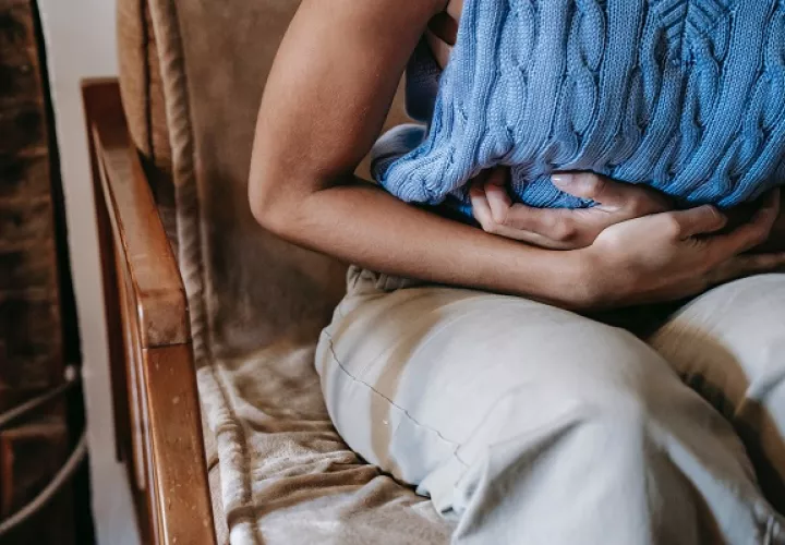 El reflujo produce una sensación de quemazón en el pecho. Foto: Pexels