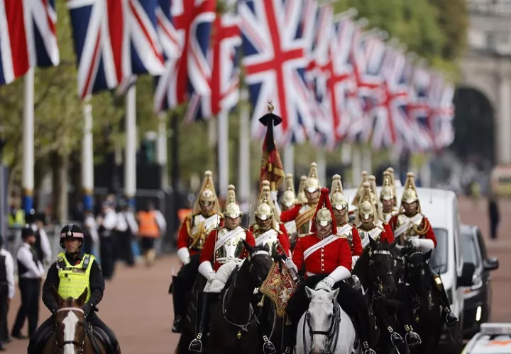 Miembros de la Caballería recorren el Mall de Londres antes de la procesión para llevar el cuerpo de la difunta Reina Isabel II. Foto: EFE