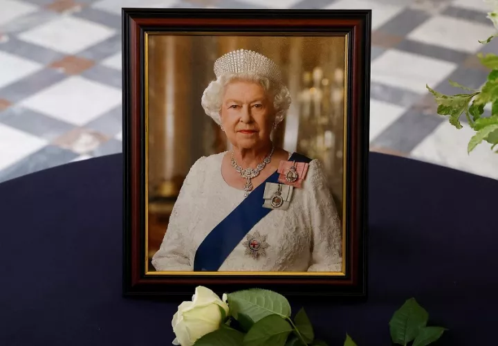 Imagen de un retrato de la reina Isabel II. EFE/EPA/CHRISTIAN HARTMANN