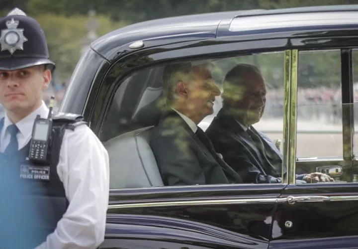 Carlos a su llegada al palacio de Buckingham. Foto: EFE