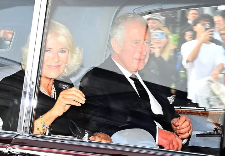 Carlos III y su esposa Camila. Foto: EFE