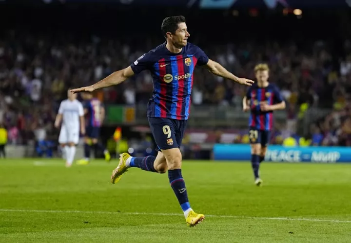 Robert Lewandowski celebra tras marcar el 0-2 ante el Viktoria Pilse. Foto:EFE
