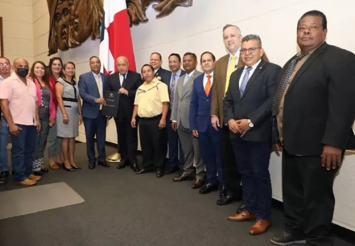 El presidente de la Asamblea, Crispiano Adames, firmó la aprobación del proyecto de ley en tercer debate, en la sesión de este jueves. Cortesía: Asamblea Nacional
