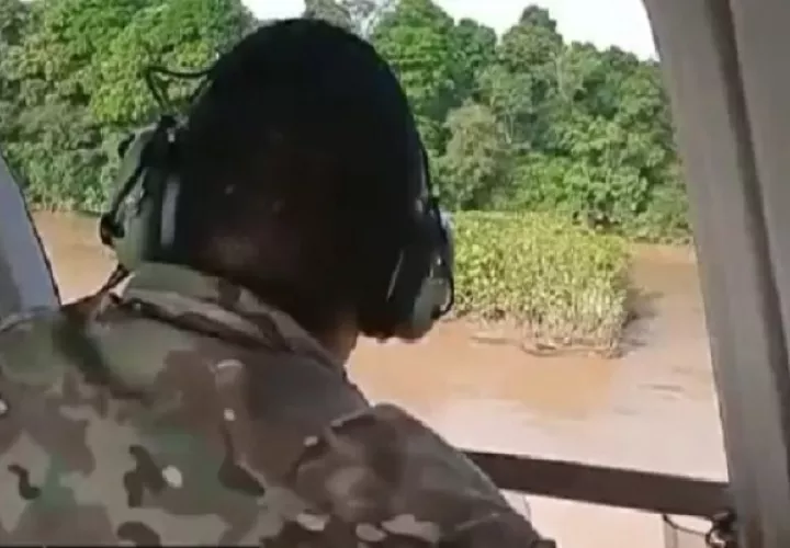 En el operativo de búsqueda participaron miembros del Servicio Nacional Aeronaval (Senan) a bordo del helicóptero AN-110, quienes sobrevolaron la desembocadura del Río Bayano. Foto. Senan