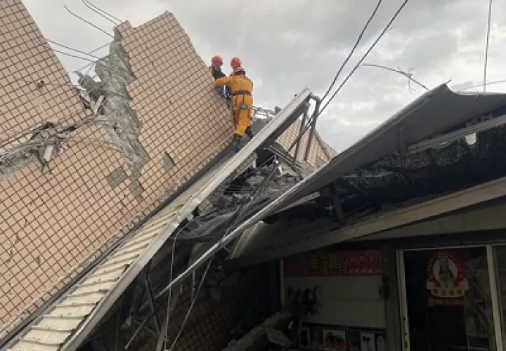 Se conoció de una primera víctima del sismo de mayor magnitud de este año en Taiwán. Foto: EFE