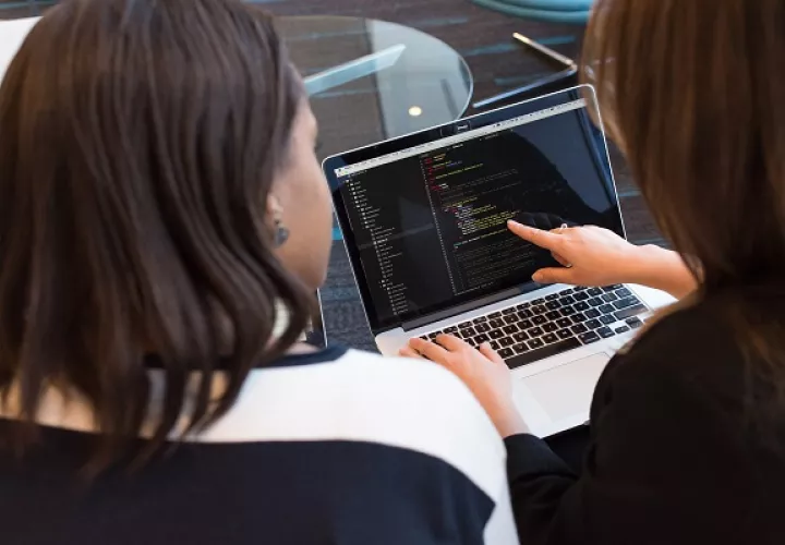 Uno de los mayores desafíos  es cerrar la brecha de género, pues hay pocas mujeres en este sector. Foto: Pexels