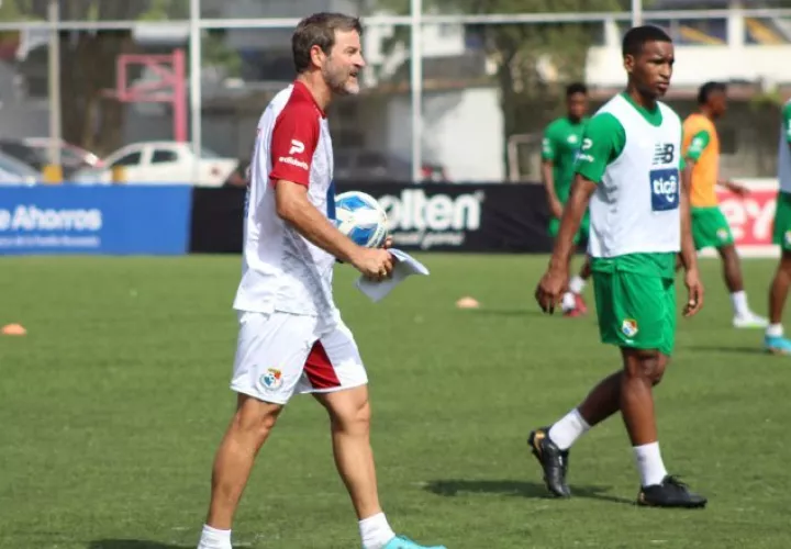 Thomas Christiansen en los microciclos con los jugadores. Foto:Fepafut