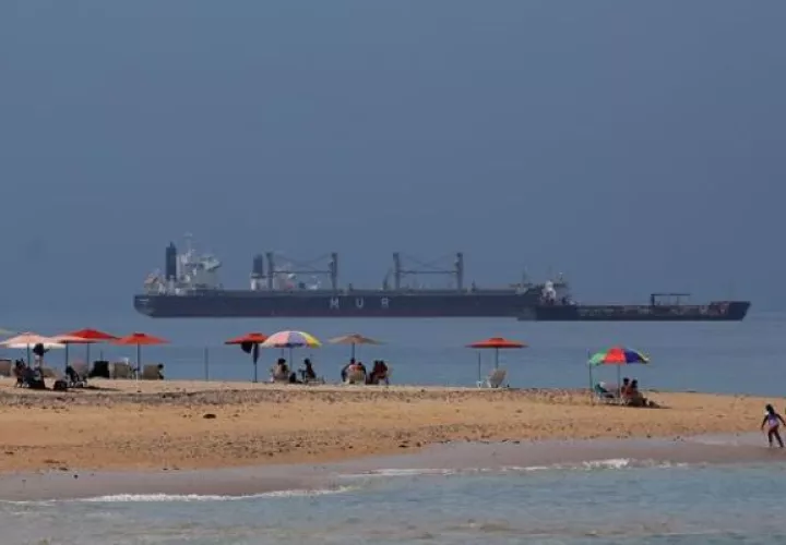 Turistas disfrutan de una playa en la isla de Taboga (Panamá). Foto: EFE