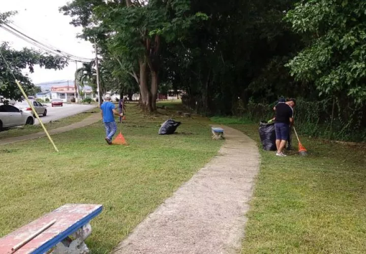 Realizan trabajos comunitarios en un parque. Foto: Cortesía