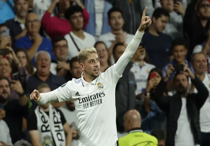 El delantero del Real Madrid Federico Valverde celebra su gol ante RB Leipzig de Alemania en la Champions. Foto: EFE