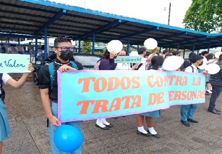 Los estudiantes con globos blancos, celestes y pancartas en mano presentaban mensajes alusivos a la prevención, indicando que es tiempo para frenar y erradicar el delito de Trata de Personas en la que sus principales víctimas son los niños, niñas y adolescentes. Foto. Melquiades Vásquez
