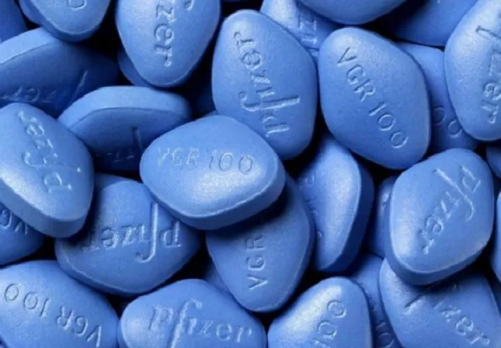 La viagra ayuda a tratar la disfunción eréctil. 