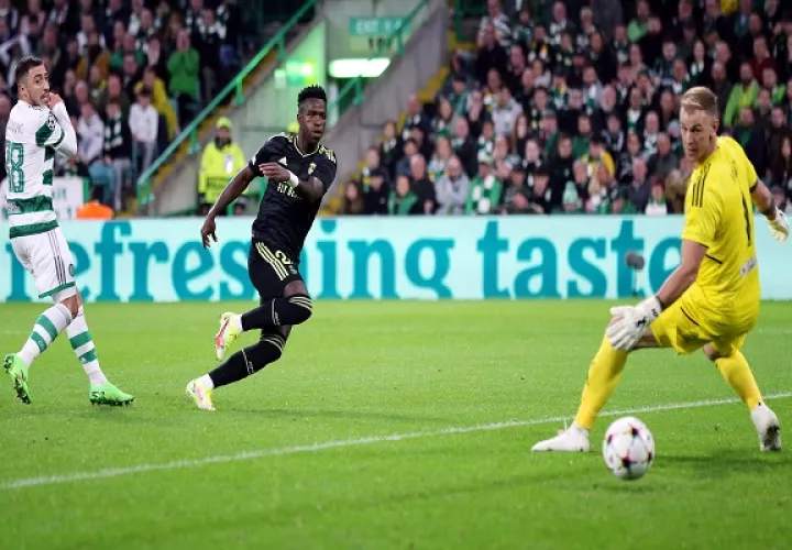  Vinicius Junior del Real Madrid  (cent.)  anota un gol  al portero  Joe Hart  del Celtic. Foto:EFE
