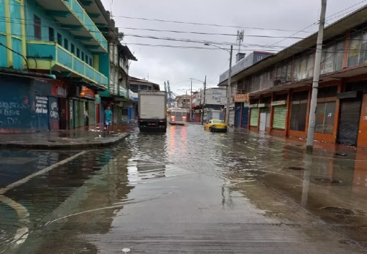 Viviendas y comercios se vieron afectados por el agua. Foto: Diomedes Sánchez 