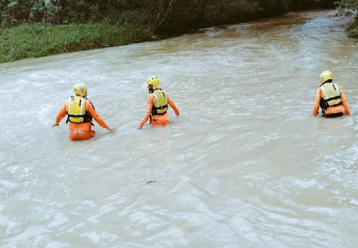 La tarde del miércoles personal del Sinaproc ubicó en el cauce del río algunas ropas que se presume pertenecen a la víctima. Foto. Sinaproc