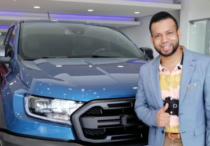 Alejandro Torres junto a su nuevo vehículo. Foto: Instagram / @fordpanama
