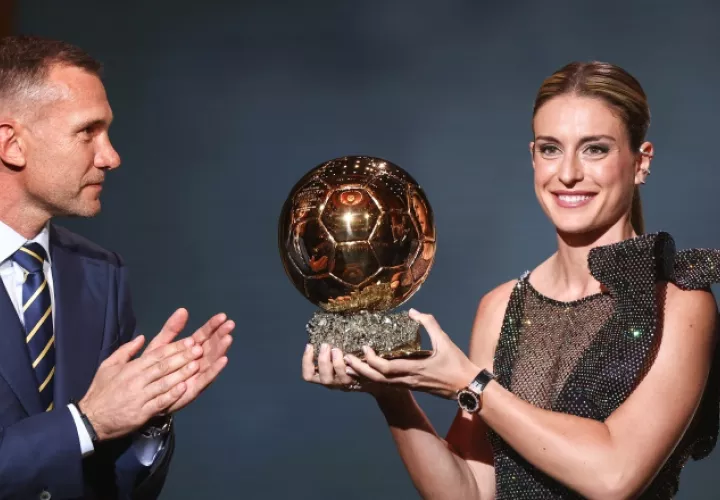 Alexia Putellas con el Balón de Oro de fútbol femenino. Foto:EFE