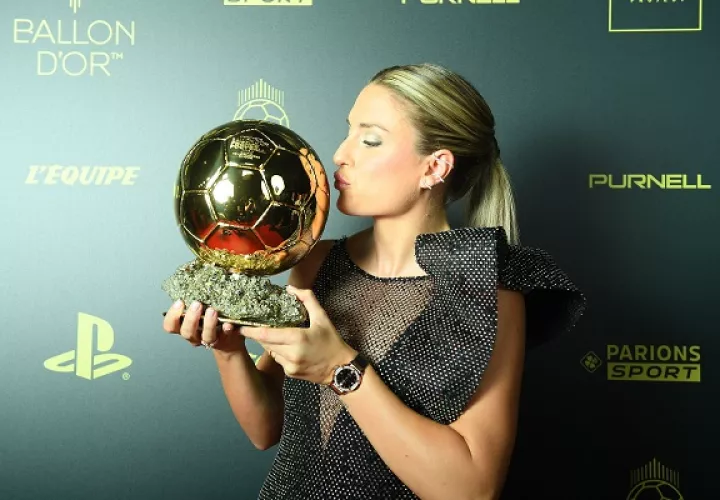 Alexia Putellas festeja la conquista de su segundo Balón de Oro. Foto: Twitter
