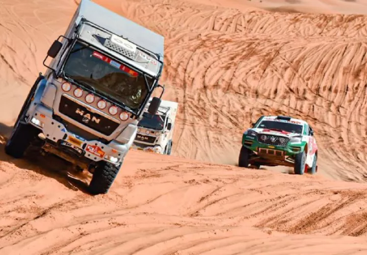Andrea Lafarja, en su carro por la derecha en el Dakar pasado. Cortesía