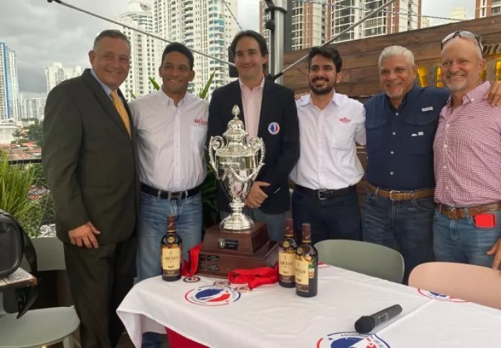 La codiciada copa del torneo Interclub de Golf de Apagolf. Cortesía