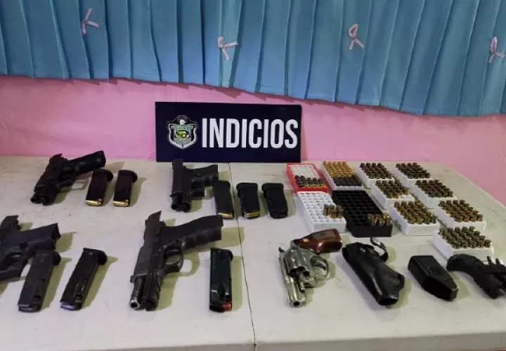 Cinco armas de fuego de diferentes calibres y proveedores fueron incautadas. Foto: Eric A. Montenegro