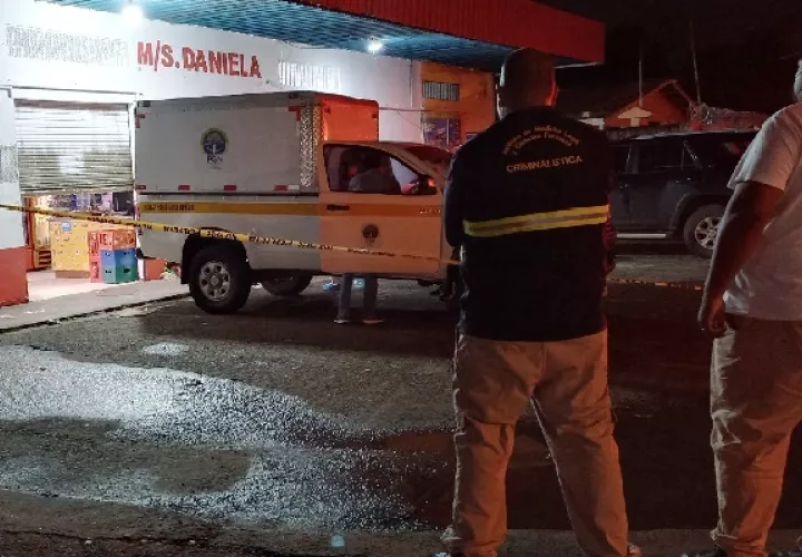 Tras disparar, el sicario se dio a la fuga, dejando el cuerpo de su víctima sobre el mostrador en medio de un charco de sangre. Foto. Eric Montenegro