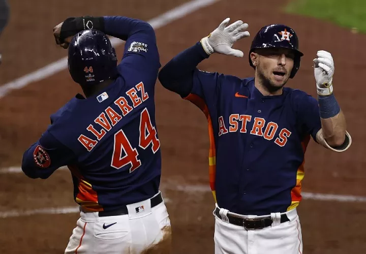 Alex Bregman (der.) festeja con Yordan Álvarez su cuadrangular. Foto: EFE