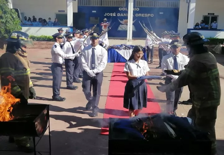 La Gobernación de la provincia distinguió como portadores de las banderas a miembros de los clubes cívicos, estudiantes distinguidos del plantel educativo en talento, oratoria y valores, docentes, así como directores de entidades. Foto. Thays Domínguez