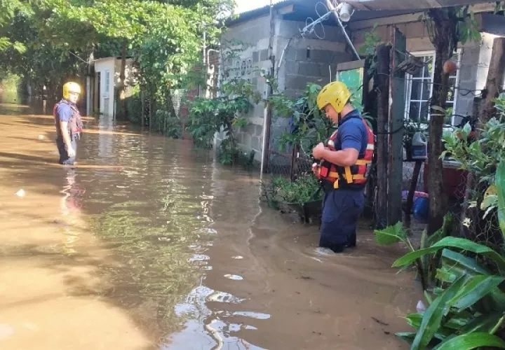 En Los Santos, la crecida de la quebrada La Rabelo, provocó inundaciones en el sector conocido como Villa Bonita, donde nueve residencias terminaron afectadas, según la información oficial. Foto. Thays Domínguez