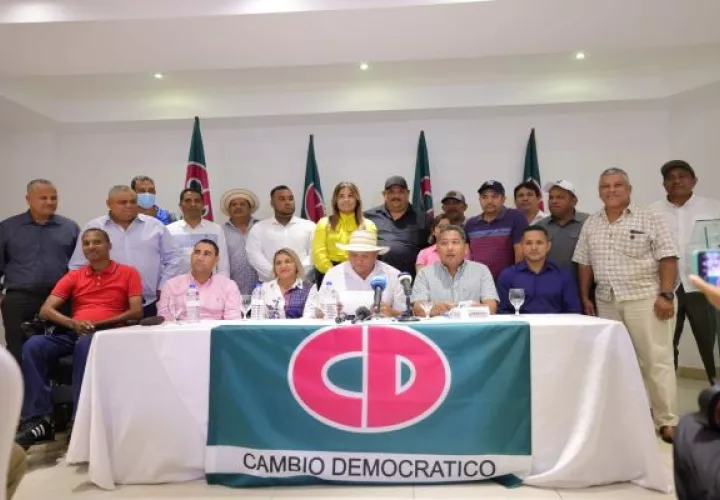 El comunicado fue emitido por representantes, alcaldes y diputados de CD. Foto: Cortesía