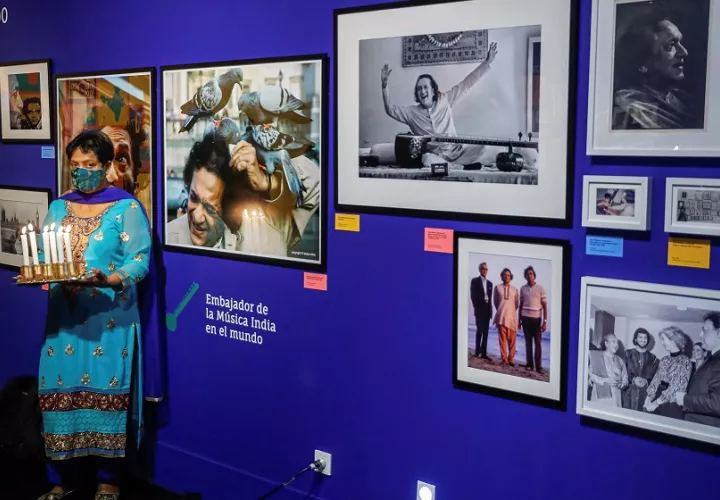 Varias de las fotografías que forman parte de ina exposición sobre los Beatles, en una imagen de archivo. EFE/Emilio Naranjo