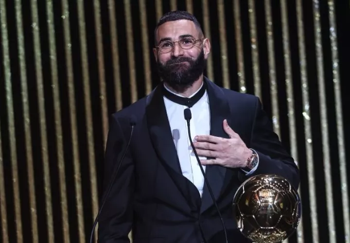 Karim Benzema con el Balón de Oro. Foto: EFE