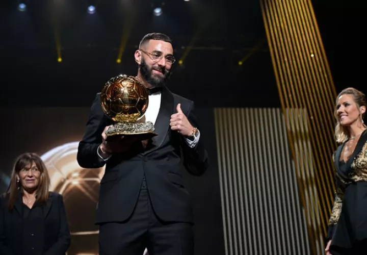Benzema con el Balón de Oro en la mano. Foto: Twitter