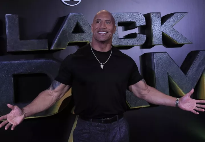 El actor estadounidense Dwayne Johnson​ posa en la presentación de la película 'Black Adam'. EFE/Fernando 