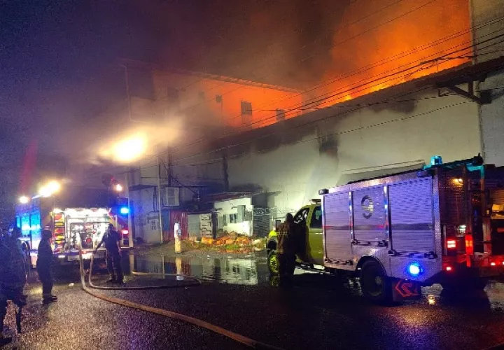 Se informó que las labores de extinción los bomberos se complicó debido a la falta de agua en el área. Foto. Bomberos Bocas del Toro