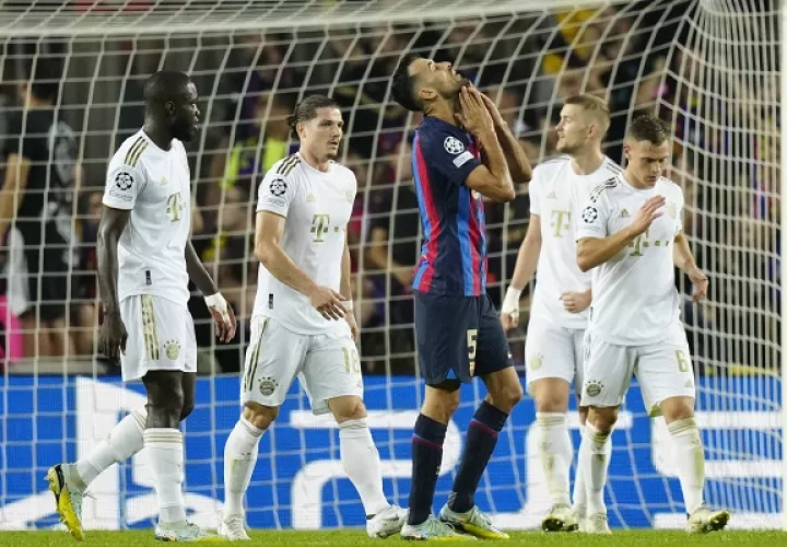 El centrocampista del FC Barcelona Sergio Busquets (c) se lamenta durante el partido de la fase de grupos de la Liga de Campeones ante el Bayern Munich. Foto:EFE 