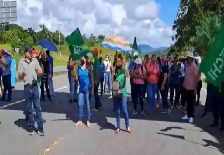 Al lugar de la protesta llegaron funcionarios del Ministerio de Educación y Obras Públicas, logrando un diálogo. Foto. José Vásquez