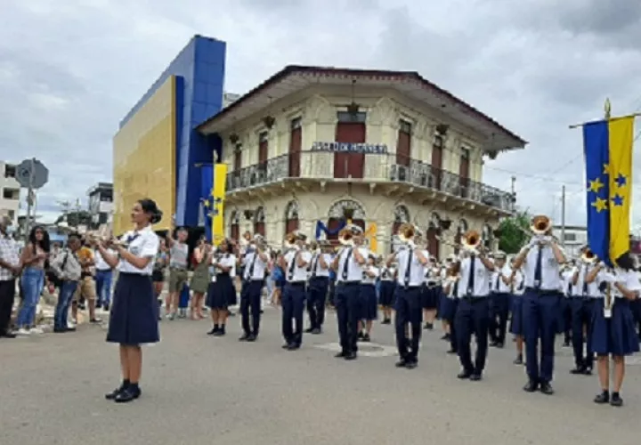 Unas 20 bandas escolares e independientes de provincias del país, participaron del desfile. Foto: Thays Domínguez