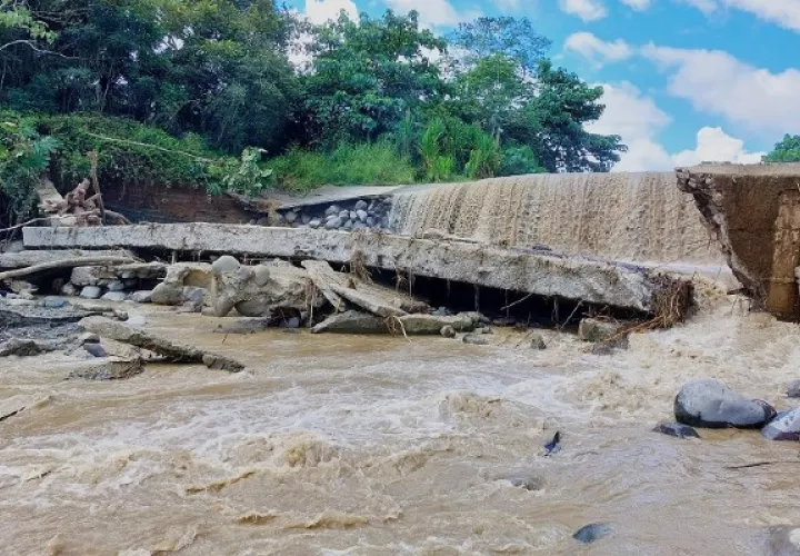 La fuerte crecida en el río causó severos daños en el muro de contención. Foto: José Vásquez